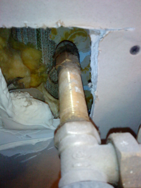 Isoler derrière un radiateur et calfeutrer les canalisations de chauffage
