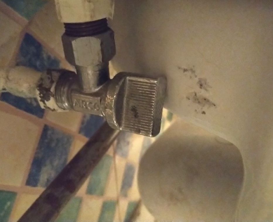 Comment debloquer un robinet de WC Astuce de Plombier 