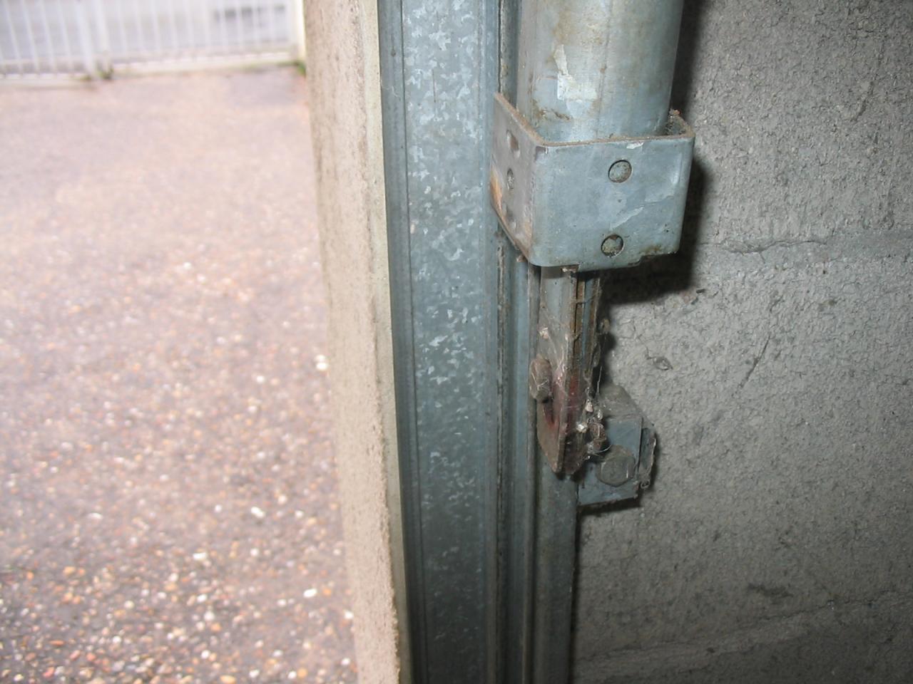 Comment changer le ressort d'une porte de garage basculante ?