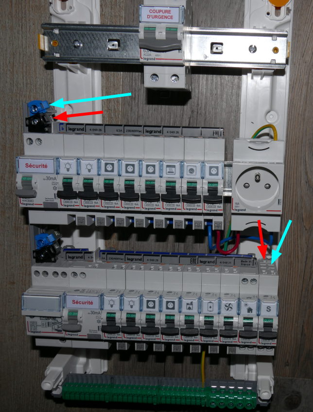 Branchement dans le tableau électrique: peigne, bornier électrique et  connexions 