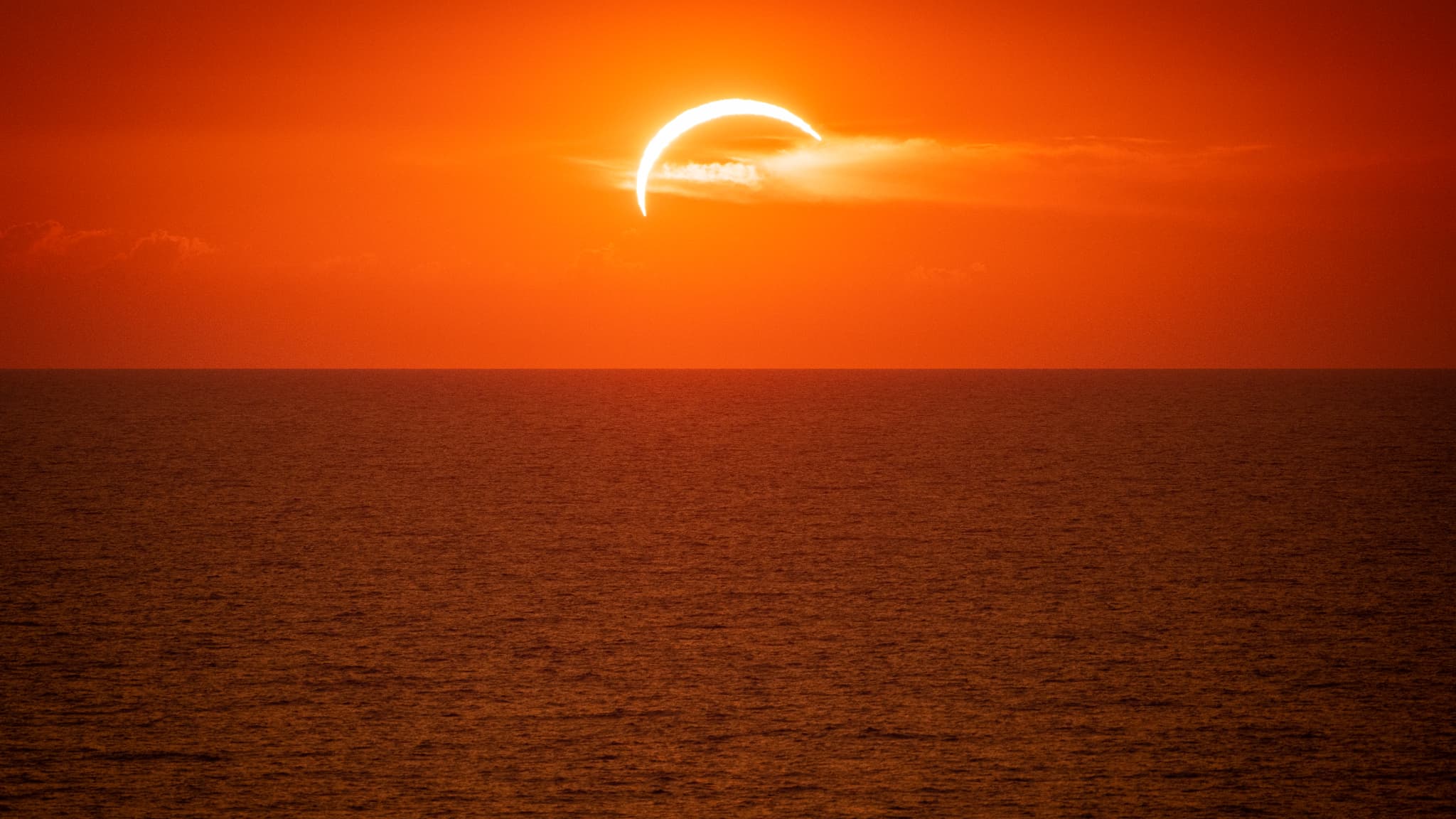 Nom : Eclipse-solaire-au-dessus-de-la-mer-Mediterranee-vue-depuis-Piombino-en-Toscane-Italie-le-12-aou.jpg
Affichages : 48
Taille : 172,3 Ko