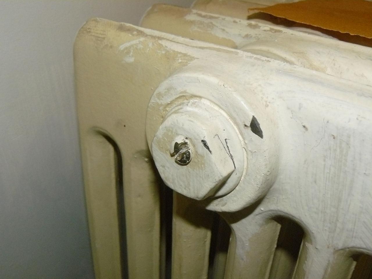 Purge vieux radiateur en fonte cassé