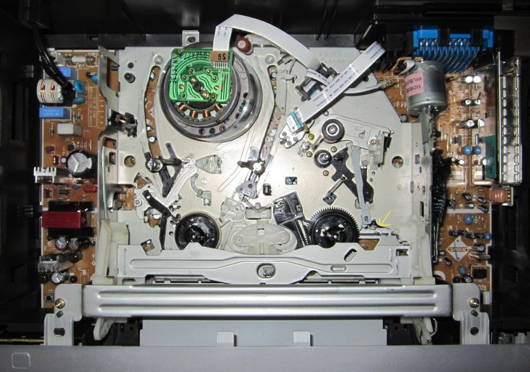 magnétoscope vhs qui bouffe les bandes - Toshiba