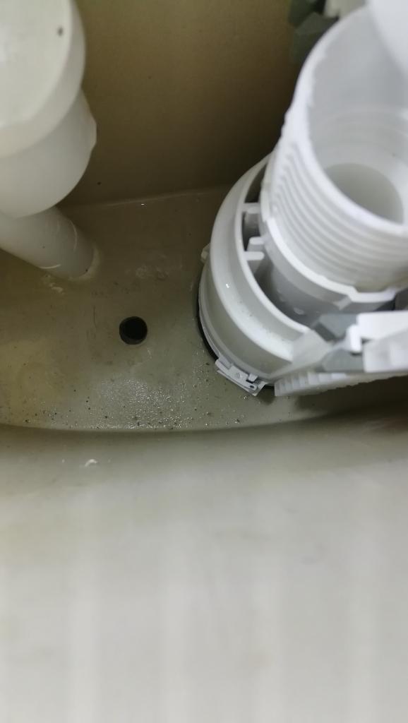Réparer une fuite entre le réservoir et la cuvette de WC : Plomberie -  Sanitaires - Forum Système D