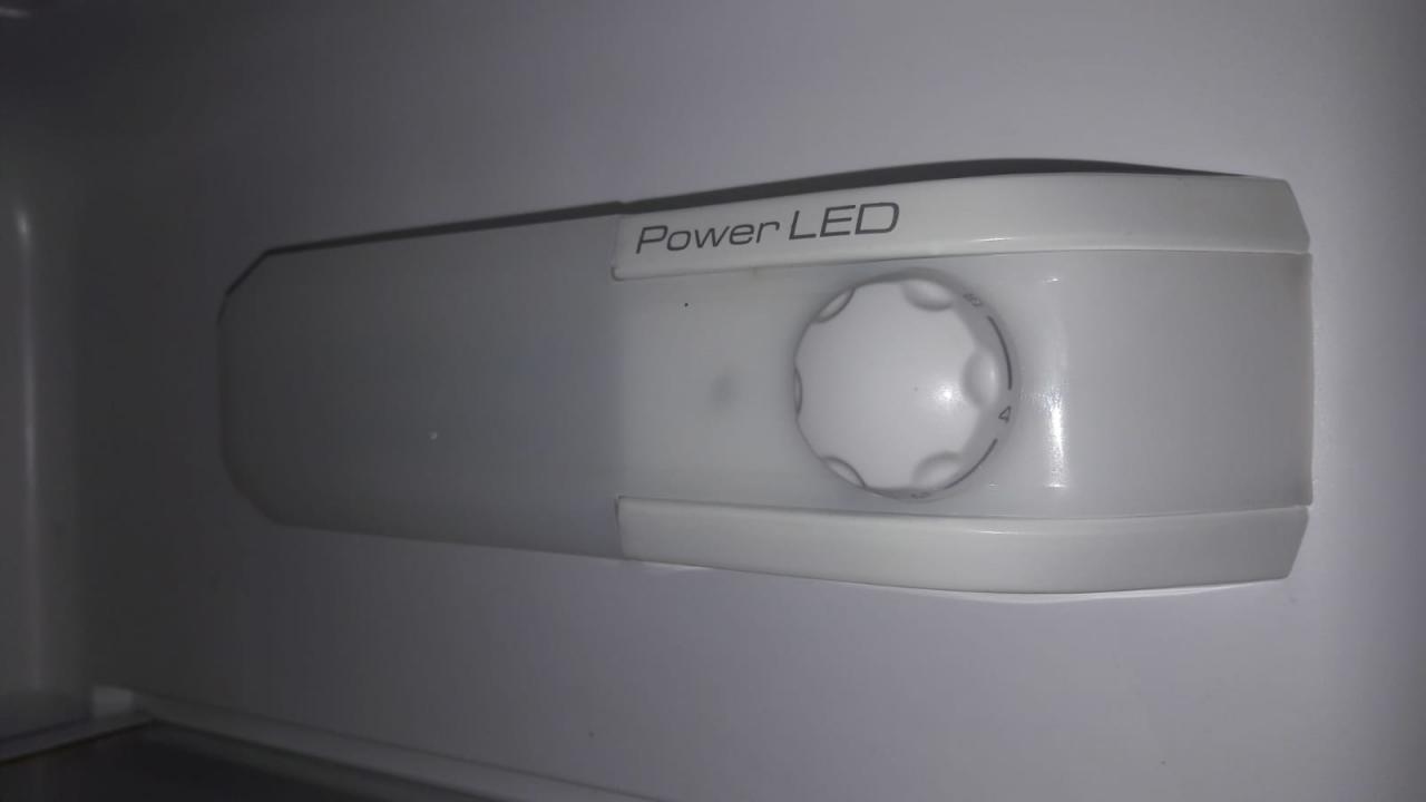Blanc] Comment retirer le cache de l'ampoule du réfrigérateur ?