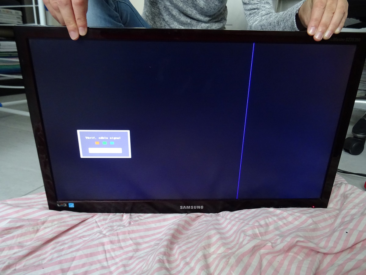 Blanc] Trait bleu vertical écran PC Samsung S23B350H