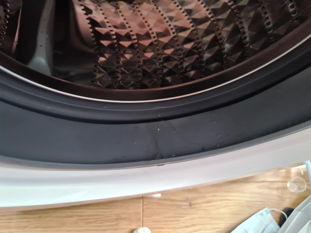 Comment changer le joint de hublot d'un lave-linge Samsung ?  [#Vidéo] 🎥  Votre lave-linge frontal Samsung vient de terminer son cycle et vous  découvrez une flaque d'eau devant l'appareil ? 💦