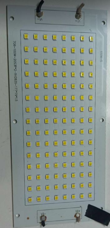 Nom : 499595d1726503948-reparation-projecteurs-100w-leds.jpg
Affichages : 101
Taille : 36,7 Ko