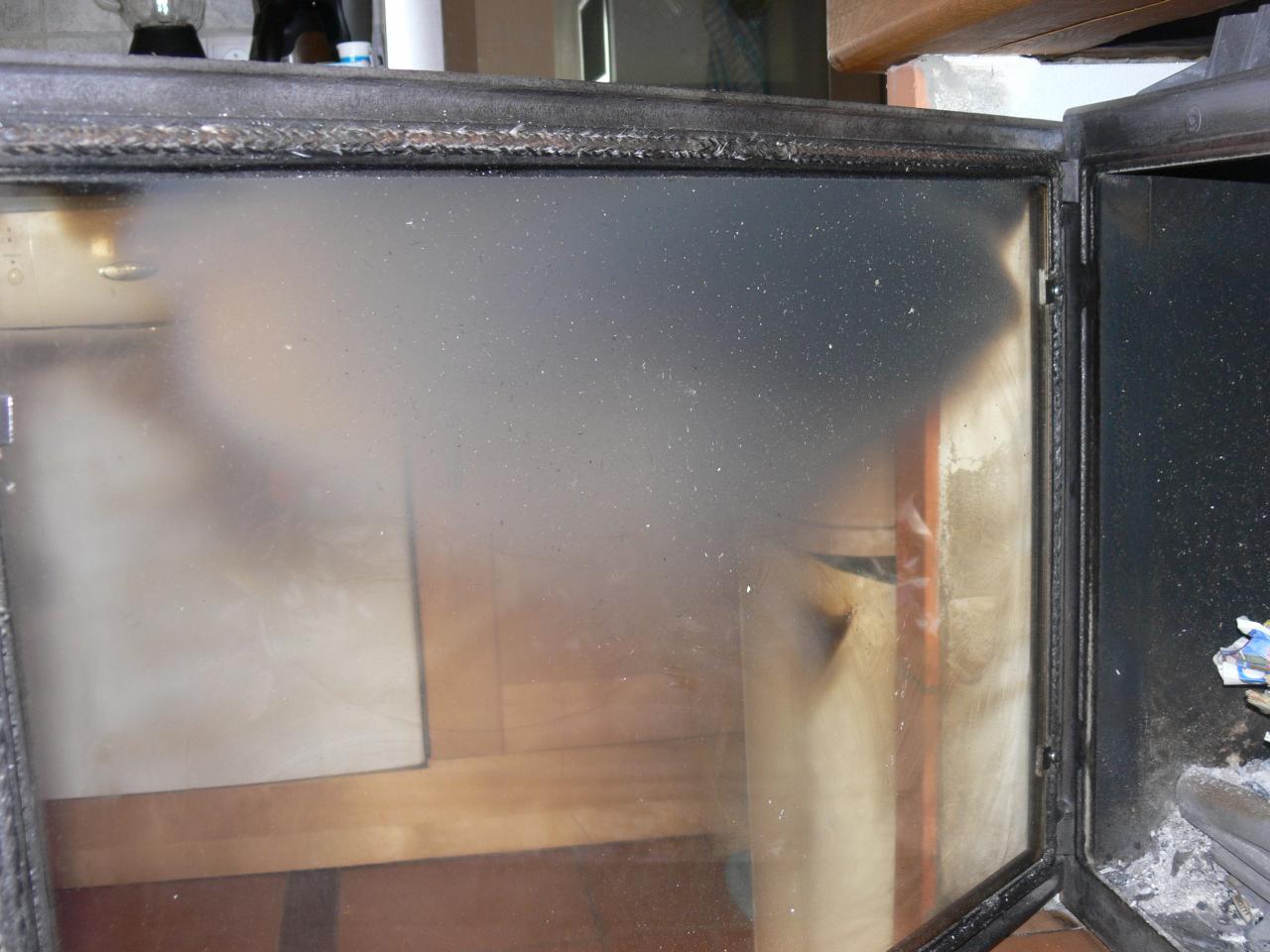 Comment éviter le noircissement d'une vitre de cheminée ?