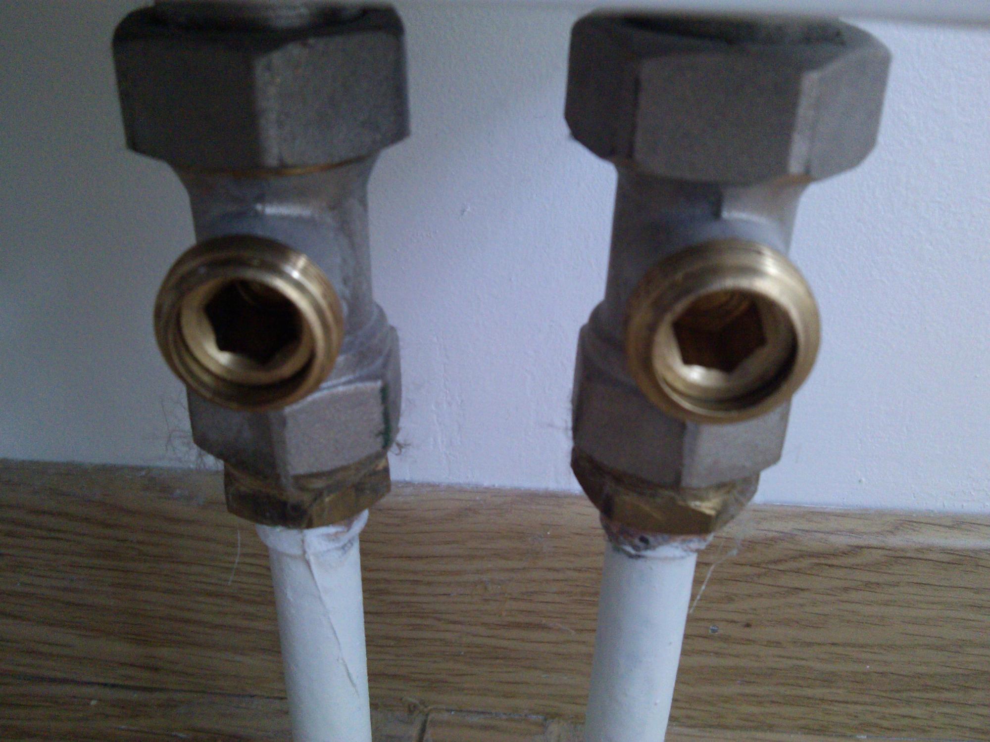 Chaud246-Un radiateur est froid au redémarrage du chauffage-robinet  thermostatique bloquée-dépannage 
