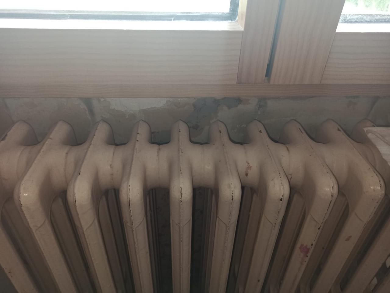 Isolation du vide d'air derrière le radiateur